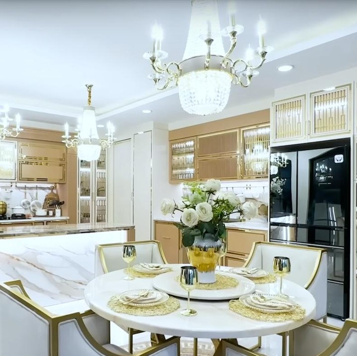 <p>Untuk menambah kesan mewah, Tasyi juga memakai 3 lampu gantung super cantik "Aku kasih lampu juga. Lampunya juga super cantik banget, ala-ala French gitu," katanya. (Foto: YouTube Tasyi Athasyia)<br /><br /><br /></p>