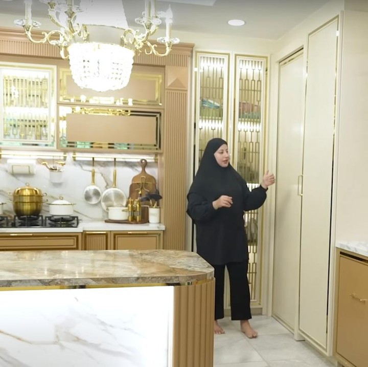 <p>Di sisi dapur, Tasyi juga menyiapkan dua pintu tinggi. Ternyata satu di antaranya merupakan kamufalse menuju ruang penyimpanan, sedangkan yang lainnya sebagai tempat untuk menyimpan beberapa peralatan dapur. "Kalau ke arah sini ini sebenarnya pintu kamudlase untuk masuk ke pantry, ruangan buat stok-stok makanan dapur."(Foto: YouTube Tasyi Athasyia)<br /><br /><br /></p>