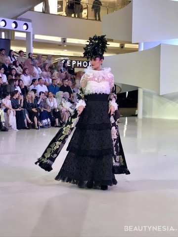 Potret Parade Hitam Putih Persembahan IFDC di Fashion Nation Senayan City