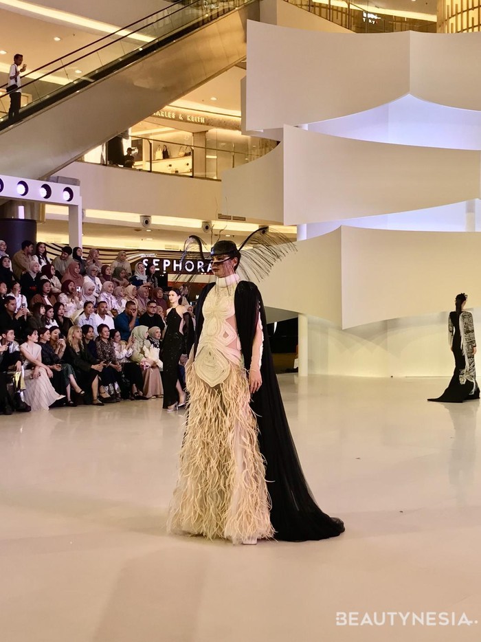Tema besar Timeless Elegance: Hitam Putih ditampilkan sambil menggenggam nuansa klasik. Desainer yang tergabung dalam IFDC persembahkan satu look berunsur hitam-putih, tapi dengan interpretasi unik masing-masing/ Foto: Dok. Beautynesia
