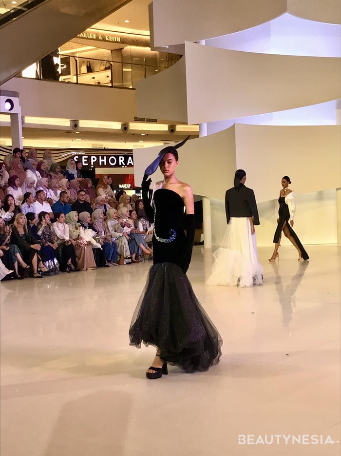 Walau menonjolkan sisi klasik, nilai unik didapat lewat bauran elemen glamor dan budaya. Misalnya koleksi Monica Ivena yang menghadirkan mermaid dress hitam dipadu brimmed-hat, serta aksen embellishment pada bodice/ Foto: Dok. Beautynesia