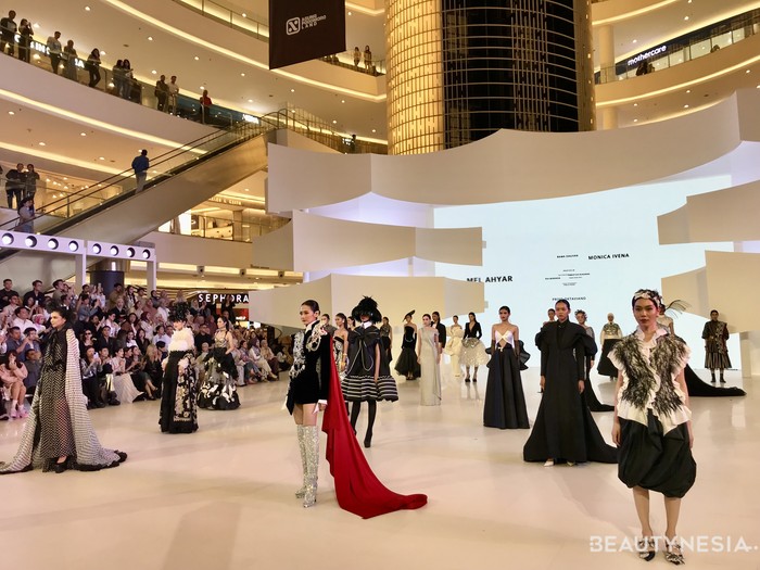Desainer lain yang turut menampilkan karya ialah Adeline Esther, Andreas Odang, Carmanita, Denny Wirawan, Eddy Betty, Era Soekamto, Eridani, Ghea Panggabean, Hian Tjen, Ivan Gunawan, Liliana Lim, Mel Ahyar, Priyo Oktaviano, Rama Dauhan, Ria Miranda, Sebastian Gunawan, Stella Rissa, Wilsen Willim, Yogie Pratama, Yongki Budi Sutisna, Yosafat Dwi Kurniawan/ Foto: Dok. Beautynesia