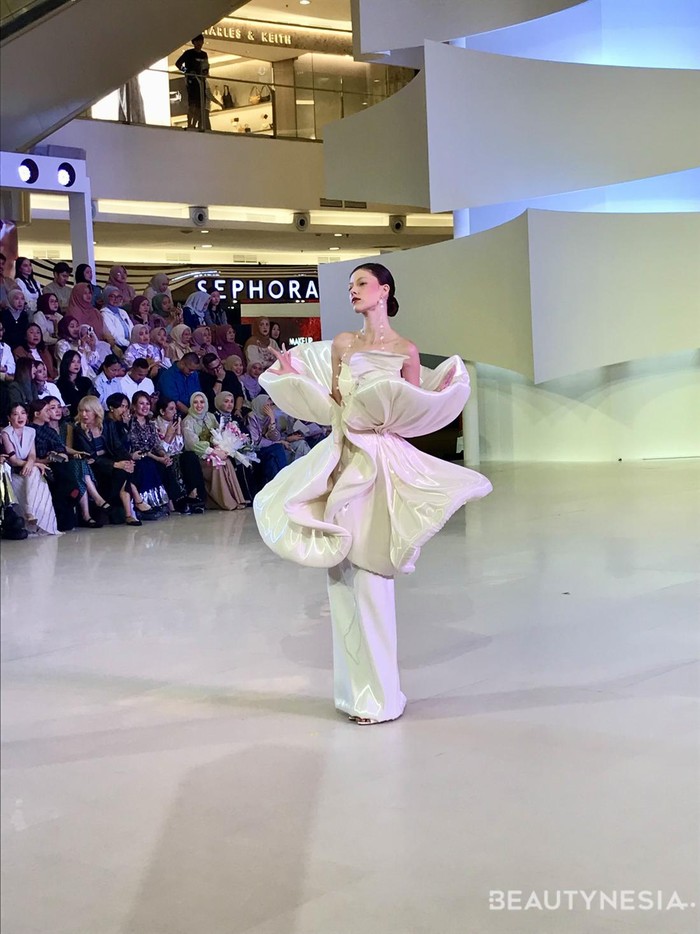 Parade Hitam Putih diawali dengan inagurasi tiga anggota baru IFDC, yaitu Yosafat Dwi Kurniawan, Ria Miranda, dan Adeline Ester. Masing-masing menampilkan koleksi dengan tema berbeda, seperti Yosafat dengan koleksi futuristik, Ria Miranda dengan koleksi modest fashion terinspirasi koleksi tahun 2010, serta Adeline Ester yang persembahkan gaun pengantin sophisticated dan struktural/ Foto: Dok. Beautynesia