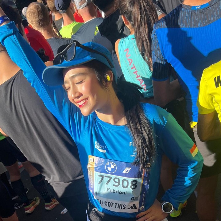 <p>Partisipasi Febby Rastanty di Berlin Marathon menjadi ajang lari maraton yang keempat untuknya, Bunda. "Deg-degan kecil karena sampai seminggu yang lalu, kakiku masih keram-keram hehehe doain aku yaa semoga bisa <em>finish strong</em> dan <em>happy!</em> Bisa menikmati setiap perjalanan dan kakiku aman saja," cerita Febby dalam unggahannya. (Foto: Instagram @febbyrastanty)</p>