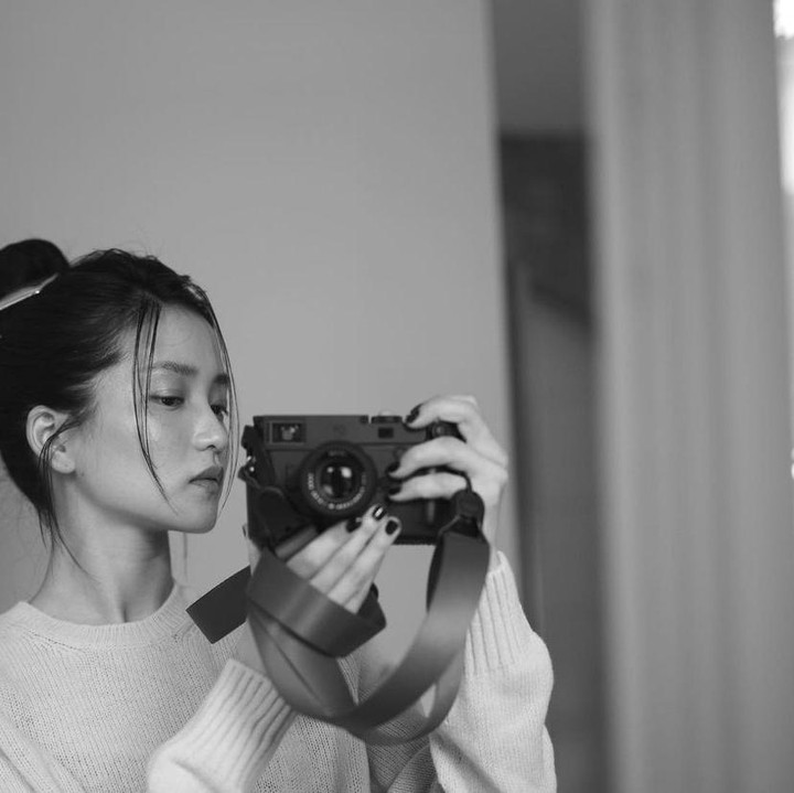<p>Foto monokrom ini memperlihatkan Kim Tae Ri yang memiliki rambut panjang dan disanggul dengan jepit rambut. Terlihat simpel dan praktis. Bunda bisa coba gaya rambut ini untuk sehari-hari (Foto: Instagram @kimtaeri_official)</p>