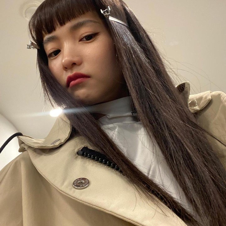 <p>Gaya rambut ini membuat Kim Tae Ri tampak menggemaskan, ya, Bun. Rambut lurus panjang dan poni depan adalah mode rambut yang <em>timeless</em>. <em>Style</em> ini makin menawan karena adanya jepit yang disisipkan di kedua sisi rambutnya. (Foto: Instagram kimtaeri_official)</p>