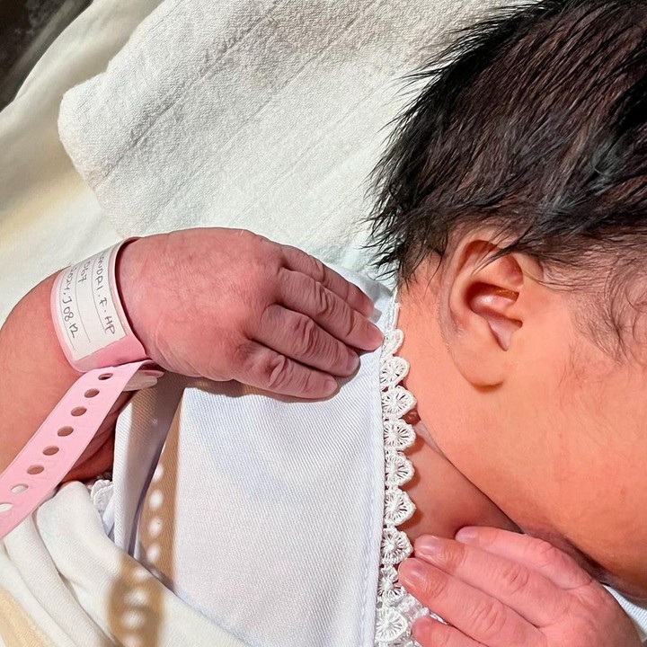 <p>Istri aktor Abimana Aryasatya, Inong Ayu melahirkan anak kelima yang berjenis kelamin perempuan pada 29 September 2024 di usia 43 tahun. Inong Ayu membagikan potret tampak samping wajah putrinya ke media sosial saat mengumumkan kelahirannya, Bunda. Sampai saat ini, Inong Ayu dan sang suami belum mengungkap nama sang putri ke publik. (Foto: Instagram @inong_ayu)</p>