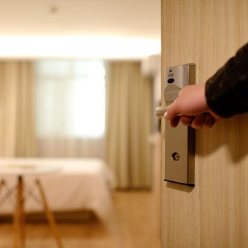 Setop Kebiasaan Menyalakan Lampu Kamar Hotel saat Pertama Kali Masuk, Ini Alasannya...
