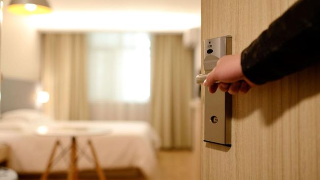 Setop Kebiasaan Menyalakan Lampu Kamar Hotel saat Pertama Kali Masuk, Ini Alasannya...