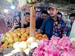 Blusukan di Pasar Panorama Lembang, Kaesang Belanja Buah-Baju Bayi