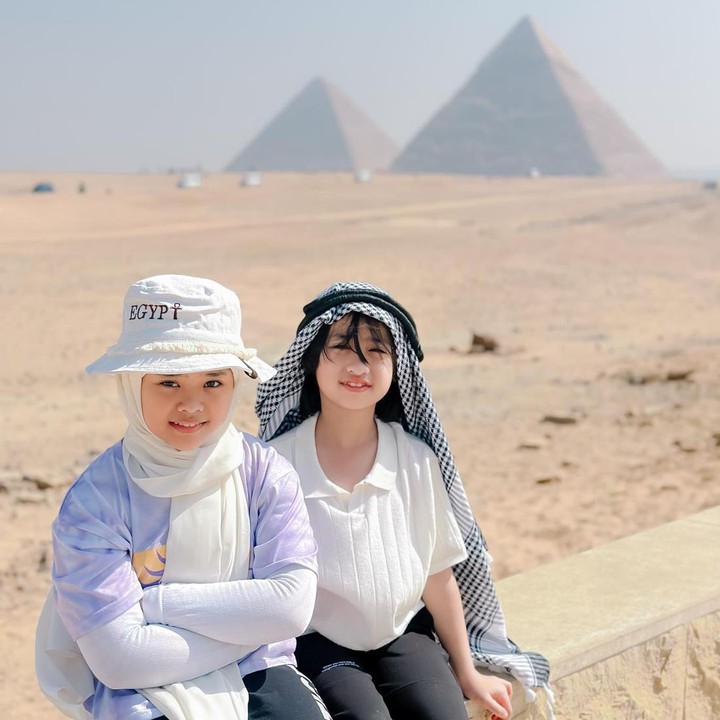 <p>Sementara itu, kedua putri Oki yaitu Khadeejah dan Maryam kompak berpose dengan latar belakang piramida. (Foto: Instagram @okisetianadewi)</p>