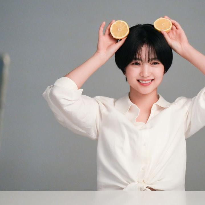 <p>Kim Tae Ri terlihat <em>fresh</em> dan cantik natural ya dengan model rambut pendek ini, juga poni tipisnya. Apabila Bunda tertarik dengan gaya rambut yang simpel dan anti gerah, ini bisa jadi inspirasi, ya. (Foto: Instagram @management_mmm)</p>