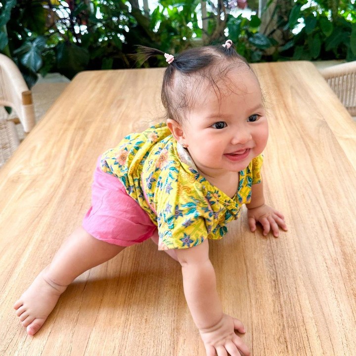<p>Momen Launa merangkak turut dibagikan oleh kedua orang tuanya pada laman Instagram. Pada sebuah unggahan, Launa terlihat menggemaskan dengan pose merangkaknya. (Foto: Instagram: @sabrinaanggraini)</p>