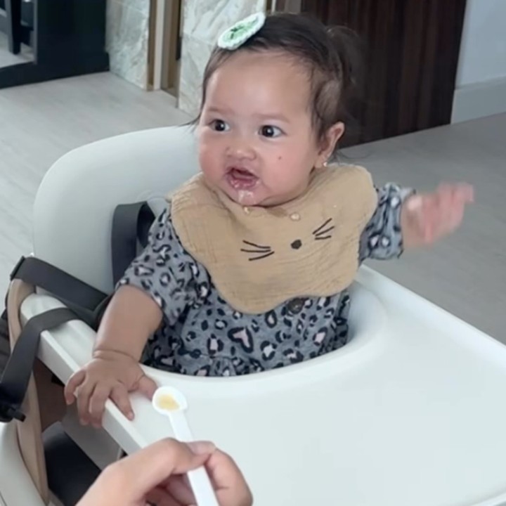 <p>Selain merangkak, di usia enam bulan ini, Baby Launa juga sudah memulai MPASI lho, Bunda. Sabrina bercerita bahwa menu MPASI pertamanya adalah ayam dan telur. (Foto: Instagram: @sabrinaanggraini)</p>