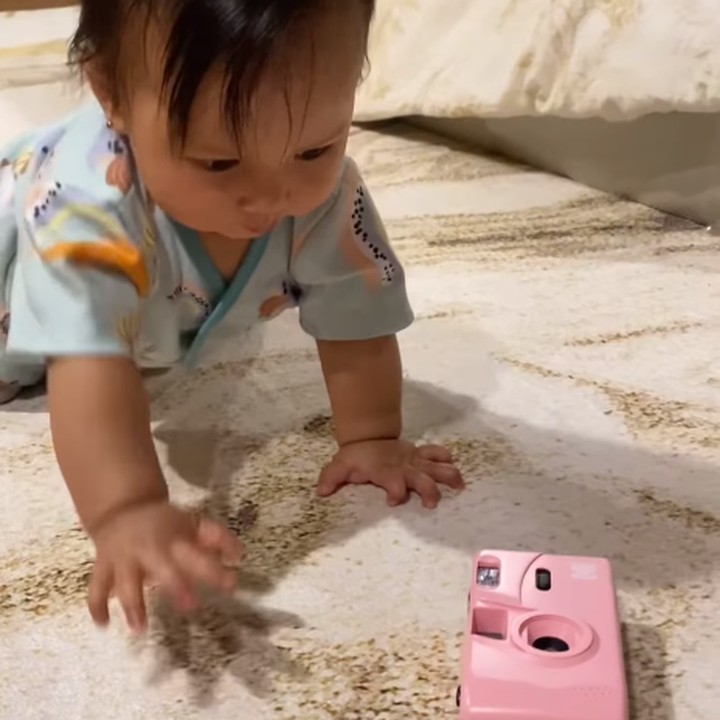 <p>"<em>Milestone</em> <em>baby</em> Launa <em>unlocked</em>. <em>Behind the scenes</em> sedikit dari Mama Papa di rumah kalau lagi main-main stimulasi buat merangkak. Mulai dari kasih topangan di kaki biar maju, sampai pada meragain merangkak. Di akhir kita biarin ambil barangnya biar ada <em>sense of achievement</em> dari barang yang dia kejar," tutur Sabrina. (Foto: Instagram: @sabrinaanggraini)</p>