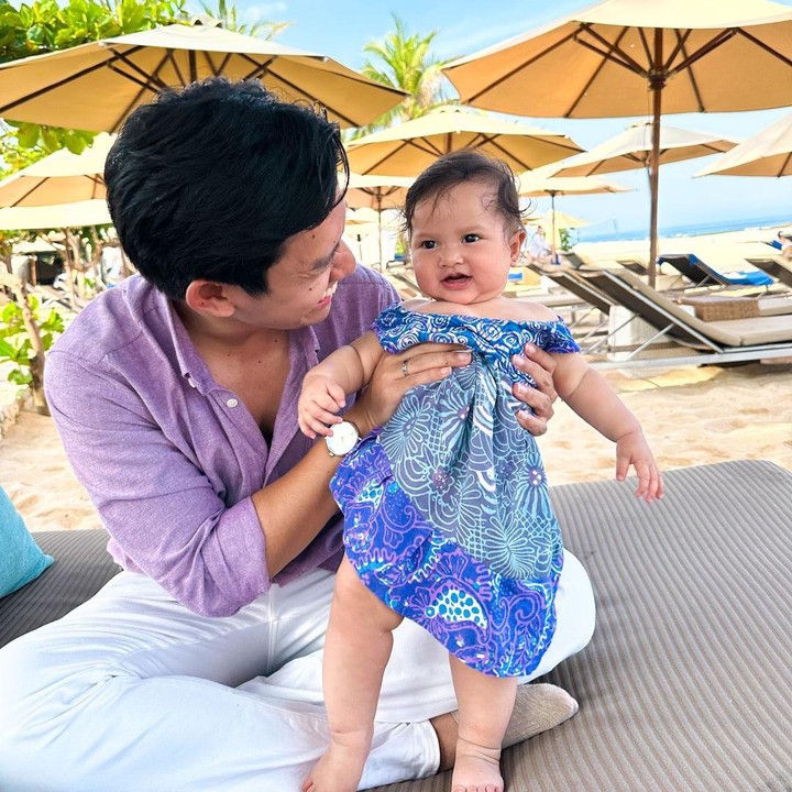 <p>Putri Sabrina Anggraini dan Belva Devara, Launa, kini sudah genap berusia enam bulan, Bunda. Di usianya ini, <em>baby</em> Launa sudah pintar merangkak dan mulai mengeksplore hal-hal baru di sekitarnya. (Foto: Instagram: @sabrinaanggraini)</p>