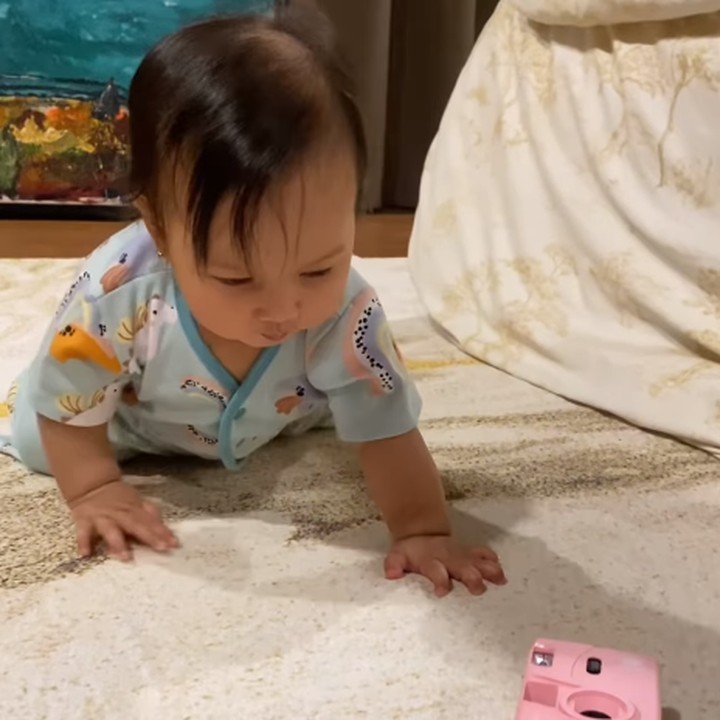 <p>Pada akhir latihan merangkak, Launa dibiarkan meraih barang tersebut. Sabrina menyebut, hal ini dilakukan agar Si Kecil memiliki rasa pencapaian. (Foto: Instagram: @sabrinaanggraini)</p>