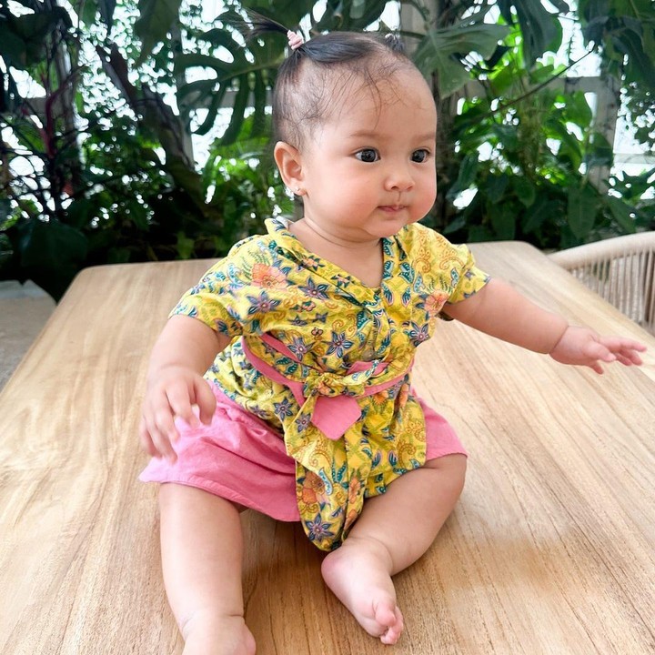 <p>Pada unggahan lainnya, Sabrina membagikan video ketika Sabrina belajar merangkak. Di sini, Sabrina menggunakan bantuan sebuah barang agar Launa fokus dan mengejar barang tersebut. (Foto: Instagram: @sabrinaanggraini)</p>