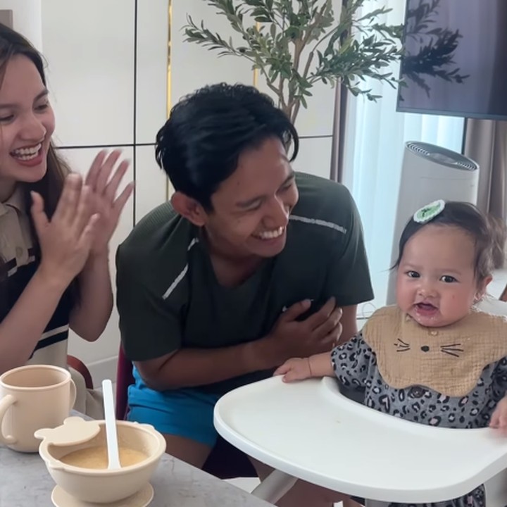 <p>"Reaksi MPASI <em>day</em> 1 Baby Launa. Pas pulang dari petualangan di Eropa, Baby Launa enam bulan dan di situ kita mulai MPASI. Resep hari pertama protein hewaninya adalah ayam dan telur!" ungkap perempuan 29 tahun ini. (Foto: Instagram: @sabrinaanggraini)</p>