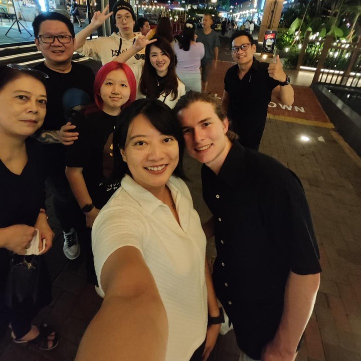 <p>Tak hanya itu, Leony juga didampingi oleh sang kekasih pada hari ulang tahunnya. Pria bule bernama Charles Seaman itu diketahui berasal dari Selandia Baru dan tengah menjalin hubungan serius dengan Leony. (Foto: Instagram @leonyvh)</p>