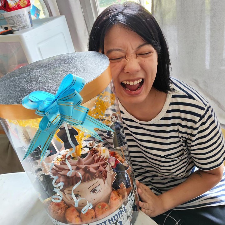 <p>Dalam unggahan fotonya, Leony juga mengungkapkan kebahagiaan yang ia rasakan pada hari ulang tahun. "Nambah umur setahun lagi.. Feeling blessed and grateful (Merasa diberkahi dan sangat bersyukur)," tulisnya di keterangan foto. (Foto: Instagram @leonyvh)</p>