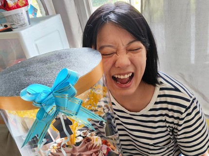 5 Potret Keseruan Ultah Ke-37 Leony, Bahagia Dikelilingi Keluarga dan Kekasih Bule