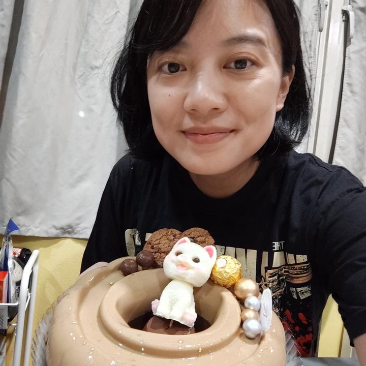 <p>Bunda ingat Leony? Pemilik nama lengkap Leony Vitria Hartanti ini pernah menjadi aktris cilik di grup Trio Kwek Kwek. Kini, ia telah tumbuh dewasa dan baru saja bertambah usia yang ke-37 tahun. (Foto: Instagram @leonyvh)</p>