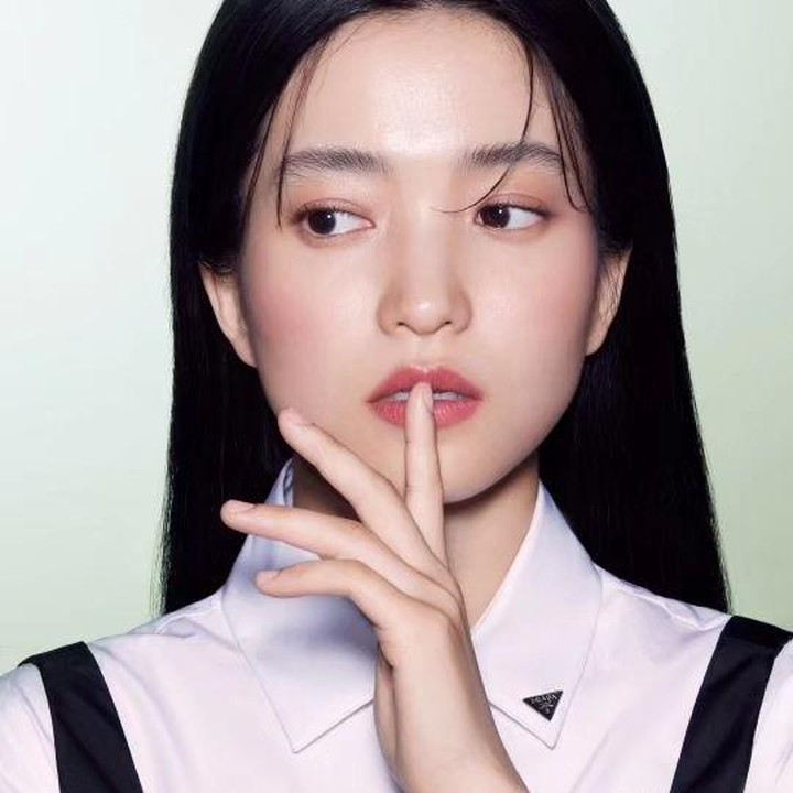 <p>Masih dengan Kim Tae Ri <em>long hair era</em>, bedanya pada gambar ini rambut panjang lurusnya tidak disertai poni. Gaya rambut ini mempertegas fitur wajah Kim Tae Ri. Sehingga aura cantiknya terpancar jelas. (Foto: Instagram @management_mmm)</p>