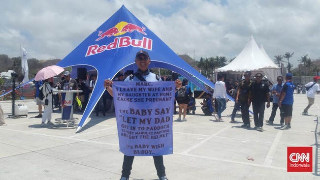 Salah satu penggemar Marc Marquez, Delvin, rela meninggalkan istri yang sedang mengandung demi mendapatkan helm The Baby Alien di MotoGP Mandalika 2024.