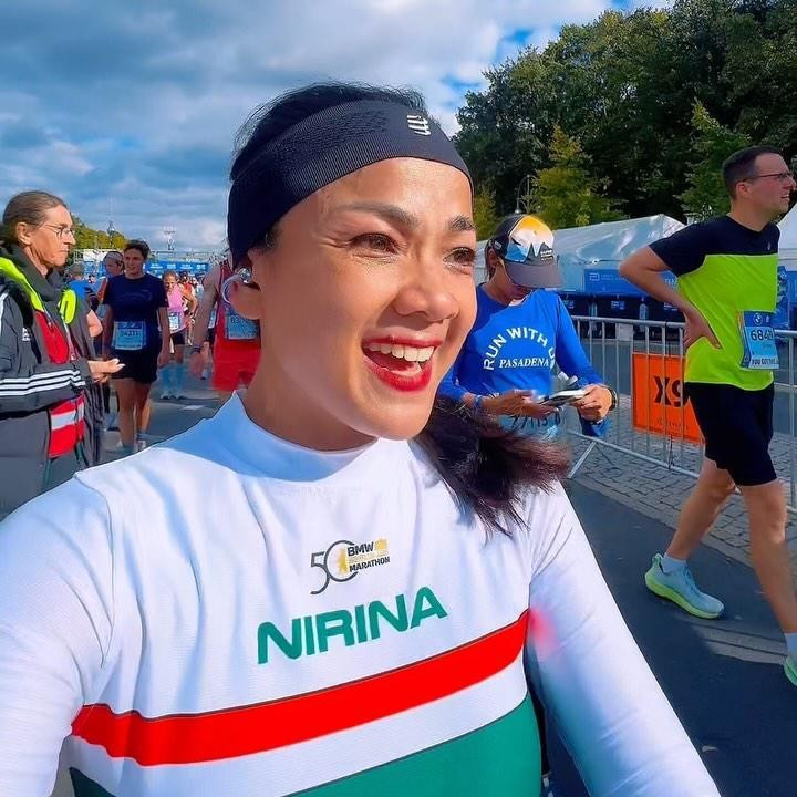 <p>Nirina Zubir terlihat bugar saat berlari di Berlin Marathon. Dalam unggahannya, Nirina bercerita bahwa partisipasinya di acara ini menjadi salah satu caranya untuk menjalani kehidupan secara positif. "Na menjadikan maraton ini salah satu cara untuk selebrasi hidup Na dengan segala hiruk pikuk dramanya tapi insyallah masih berupaya untuk bisa menyelesaikan masalah yang ada di depan mata yang kemudian di ujungnya bisa mendapatkan sebuah medali hidup sebagai tanda upaya kita berlatih mencapai tujuan dengan pikiran sehat, hati kuat dan badan juga kaki yang nyaman, serta muka yang <em>glowing,"</em> ucapnya. (Foto: Instagram @nirinazubir_)</p>