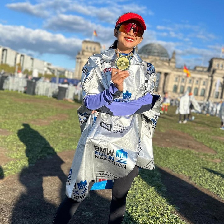 <p>Tak hanya Ririn, sang adik, Rini Yulianti turut mengikuti perlombaan ini dengan semangat yang tinggi. Lewat Instagram, ia membagikan kabar usai menyelesaikan lari maraton. "Lapar dan melehoy nih badan. Alhamdulillah<em> finish happy, strong and enjoy.</em> Makasih buat semuanya yang <em>chat</em> <em>support</em>-nya. Berarti banget! Peluk erat semuanya buat teman-teman <em>finisher</em> Berlin Marathon, selamat ya," tulis Rini. (Foto: Instagram @riniyulianti)</p>