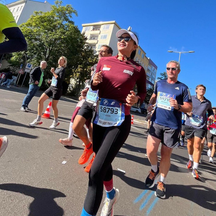 <p>Tak kalah memukau, Ririn Ekawati berlari dengan percaya diri saat mengejar medali di Berlin Marathon. Ini merupakan maraton dengan jarak terjauh yang diikuti oleh Ririn, Bunda. "Maraton yang sesungguhnya adalah #42K dan ini yang pertama buat aku, Alhamdulillah bisa menyelesaikan sesuatu yang sudah aku mulai. Kaki kananku yang pernah patah mau diajak lari sejauh ini, terima kasih," kata Ririn. (Foto: Instagram @ririnekawati)</p>