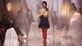 Tergoda Gaya Eksentrik Debut Koleksi Alessandro Michele di Valentino