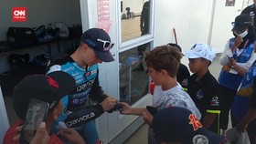 VIDEO: Pembalap Moto3 Bagi-bagi Hadiah Usai Menang di Mandalika