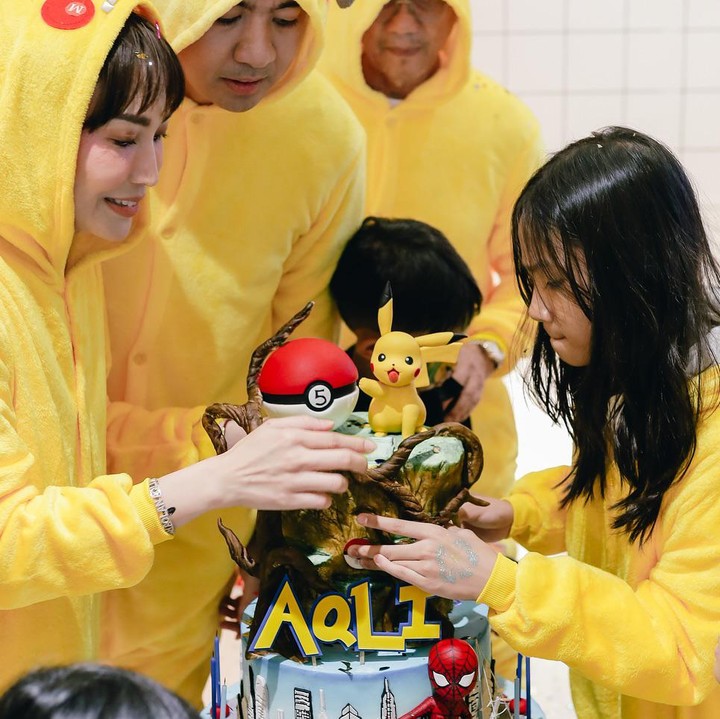 <p>Keceriaan begitu terasa di pesta ulang tahun Aqli. Di kesempatan itu, mereka tampil mengenakan kostum Pikachu. Bahkan, Ayu mempersiapkan kue ulang tahun yang sesuai dengan temanya. (Foto: Instagram @mrsayudewi)</p>