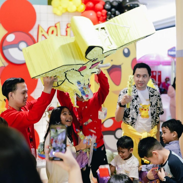 <p>Keseruan semakin terasa ketika Ayu mengajak para tamu untuk bermain <em>game</em> bersama Aqli. Mereka memecahkan sebuah <em>pinata</em> raksasa berbentuk Pikachu. (Foto: Instagram @mrsayudewi)</p>
