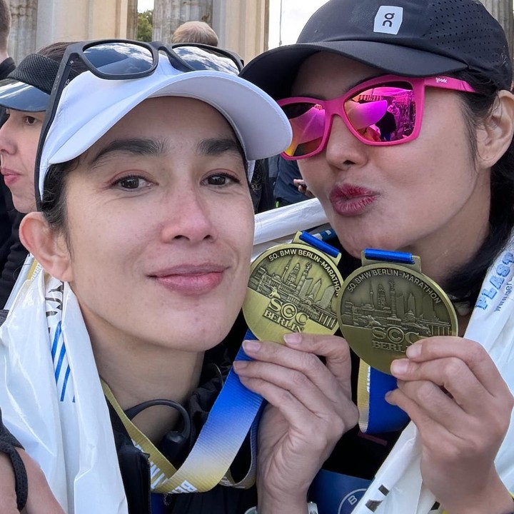 <p>Ussy Sulistiawaty yang giat melakukan olahraga lari sejak beberapa waktu terakhir juga ikut berpartisipasi di Berlin Marathon, Bunda. Istri Andhika Pratama itu berhasil meraih medali meski kakinya hampir tak bisa bergerak di garis akhir. "Alhamdulillah <em>finish!</em> Dari garis <em>finish</em> sudah pegangan pagar, gak bisa jalan, pincang-pincang," tulis Ussy dalam unggahannya. (Foto: Instagram @ussypratama)</p>