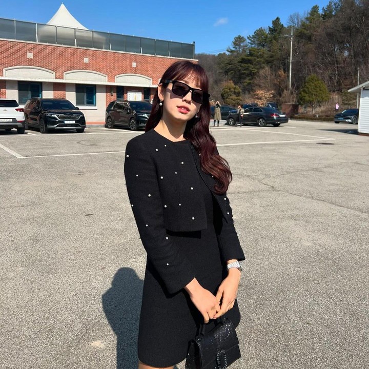 <p>Walaupun Park Shin Hye memakai outfit satu warna, tetapi penampilannya sama sekali tidak membosankan, ya. Ia pandai memadukan outfit. Atasan hitam dengan taburan mutiara membuat aktris cantik ini tampak menawan. (Foto: Instagram @ssinz7)</p>