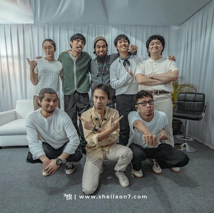 <p>Putri vokalis Sheila on 7, Aishameglio Duta Chiara atau akrab disapa Aisha, mulai menjajaki karier di dunia tarik suara. Belum lama ini, Aisha diberi kepercayaan untuk menjadi <em>backing vocal</em> dalam tur konser Sheila on 7 di beberapa kota di Tanah Air. (Instagram @shadjo04)</p>