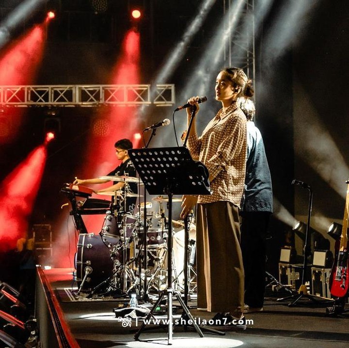 <p>Aisha sudah menjalankan peran sebagai <em>backing vocal</em> grup band ayahnya sejak awal tahun 2024. Sejak saat itu, Aisha selalu hadir di pertunjukan musik Sheila on 7, termasuk di rangkaian tur musik yang baru-baru ini dilakukan Sheila on 7. (Instagram @shadjo04)</p>