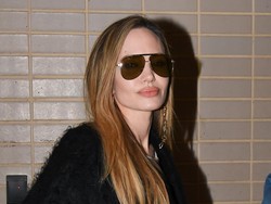 Angelina Jolie Tanda Tangani Poster Foto Brad Pitt, Ekspresi Wajah Jadi Sorotan