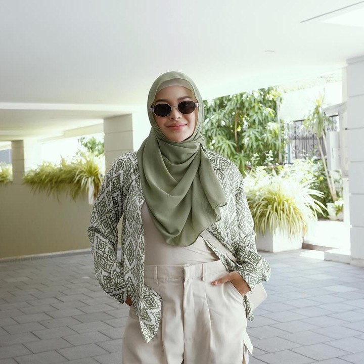 <p>Ketika menikmati liburan bersama keluarga, Aurel Hermansyah tampil kece dengan setelan busana modis. Ia memadukan <em>blazer</em> motif etnik dengan celana <em>trousers.</em> Kombinasi warna hijau pastel dan krem memberi nuansa lembut pada Bunda dua anak ini. (Foto: Instagram @attahalilintar @aurelie.hermansyah)</p>