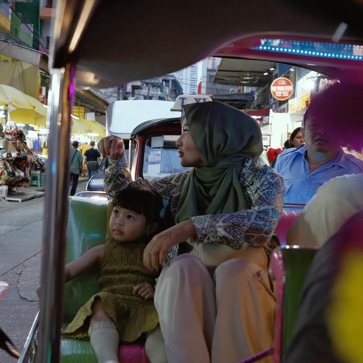 <p>Dalam unggahan yang dibagikan, Aurel tampak menikmati sausana malam hari di Bangkok bersama anak-anak. "Libur sekolah s<em>awadhikapppp ashiap</em> mantap.." tulis Aurel dalam unggahannya. (Foto: Instagram @attahalilintar @aurelie.hermansyah)</p>