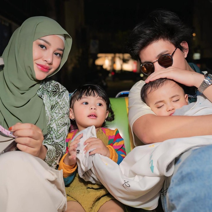 <p>Aurel Hermansyah dan Atta Halilintar tengah menikmati liburan keluarga di luar negeri. Pasangan ini memilih Thailand sebagai destinasi wisata mereka, Bunda. (Foto: Instagram @attahalilintar @aurelie.hermansyah)</p>