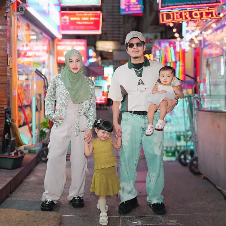 <p>Penampilan Aurel saat liburan juga mencuri perhatian warganet. Banyak yang menyebutnya terlihat semakin langsing. "Mama Nur makin kurusan, Ameena makin gemesin apalagi pose-pose fotonya makin pintar gayanya," kata akun @teddybo****. "Mamanur kayak anak SMA," ucap @nannie_alf*****. "Bahaya dia udah kurus," komentar @niechaharmo**** ( Foto: Instagram @attahalilintar @aurelie.hermansyah)</p>