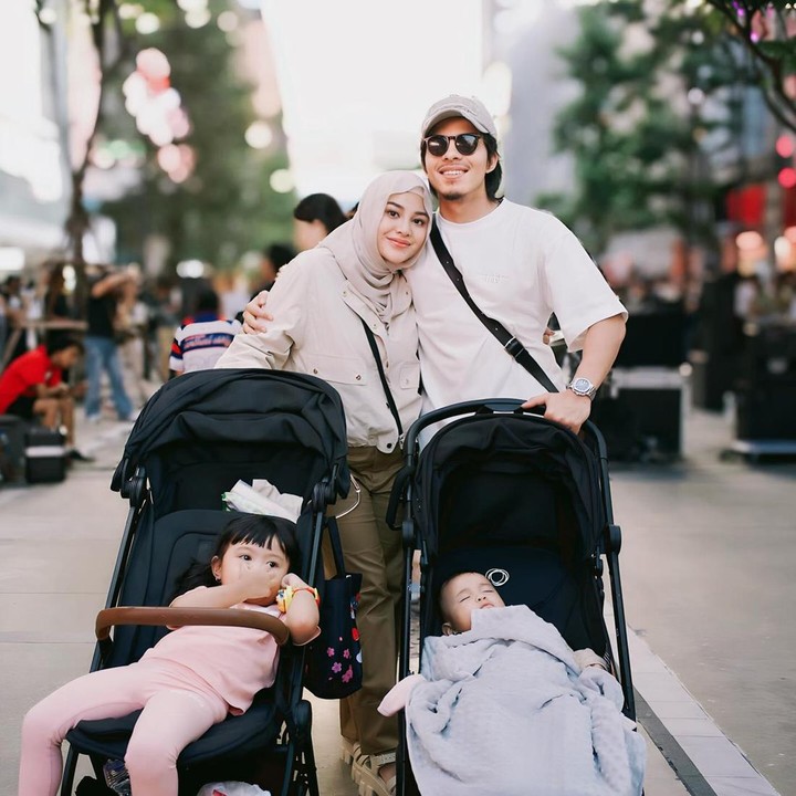 <p>Aurel terlihat menikmati momen <em>quality time </em>bersama suami dan kedua anaknya, Ameena serta Azzura. Ia dan Atta menjadi orang tua siaga ketika membawa anak-anak mereka liburan. (Foto: Instagram @attahalilintar @aurelie.hermansyah)</p>