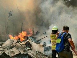 Bedeng di Sunter Jakut Terbakar Akibat Korsleting, Asap Tebal Membubung