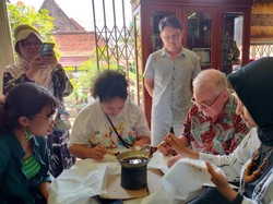 Intip Keseruan Bule Australia Belajar Membatik di Gajah Mungkur Gresik