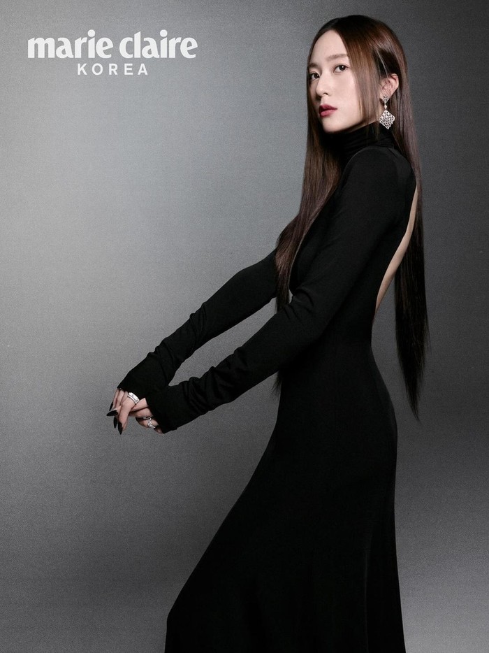 Bentuk tubuhnya yang ramping dibaluti dengan dress body fit hitamnya, seakan membuat dirinya semakin sempurna. Krystal juga menggunakan lips berwarna merah yang menawan dan anting gantung sebagai perhiasannya kali ini./Foto: X.com/marieclairekr