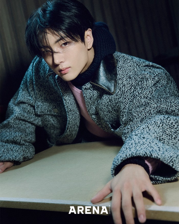 Berbalut koleksi Prada Fall/Winter 2024, ketujuh anggota grup K-Pop pertama yang debut di bawah naungan BELIFT LAB tersebut memamerkan ketampanan mereka masing-masing yang unreal bak vampir di dunia nyata. / Foto: x.com/arenahommeplus